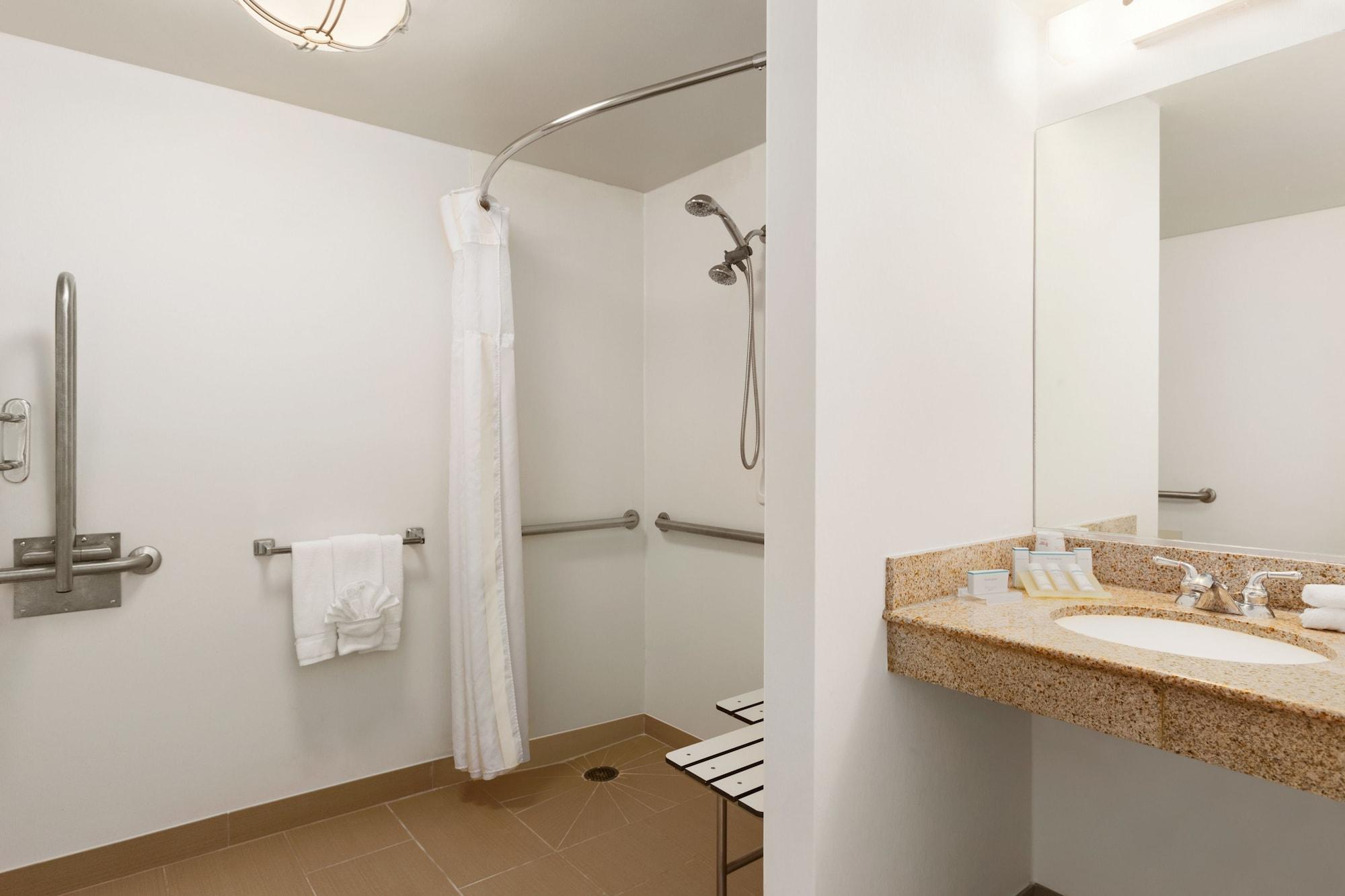 Hilton Garden Inn Шелтон Экстерьер фото