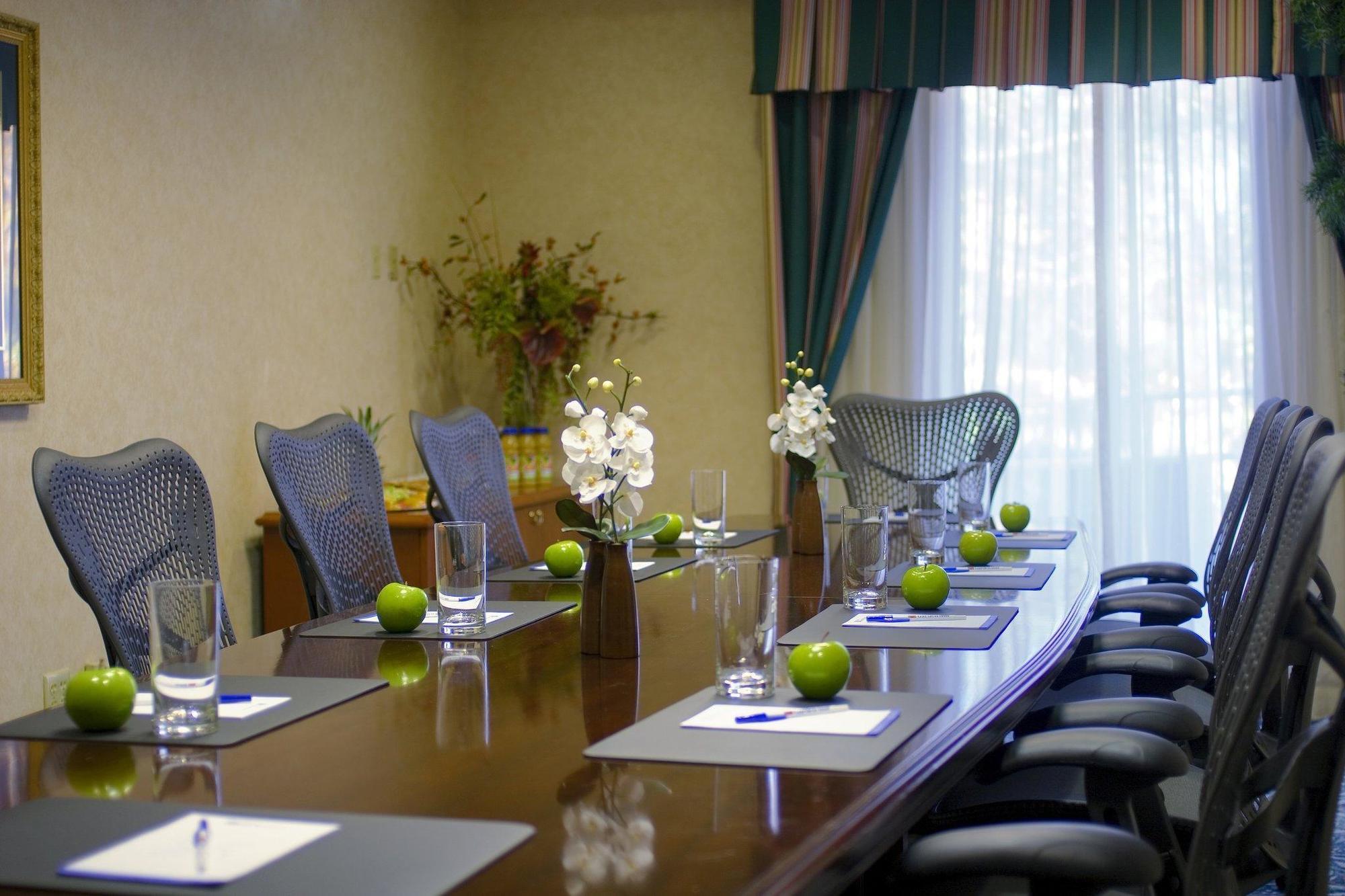 Hilton Garden Inn Шелтон Экстерьер фото